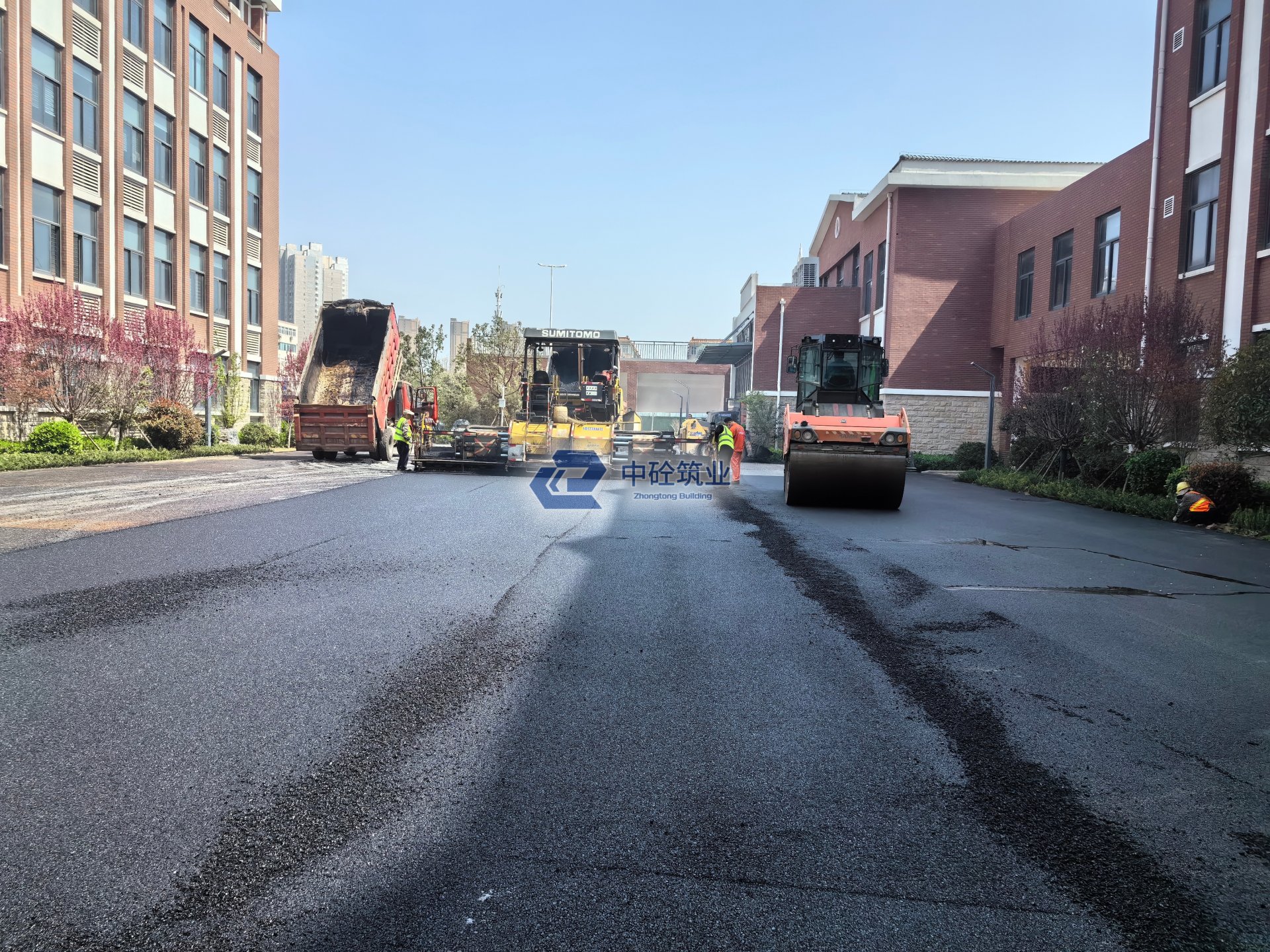 西安道路翻新怎么选?西安专业沥青摊铺施工公司解读中砼筑业道路工程(图4) 西安道路翻新怎么选?西安专业沥青摊铺施工公司解读中砼筑业道路工程(图4)