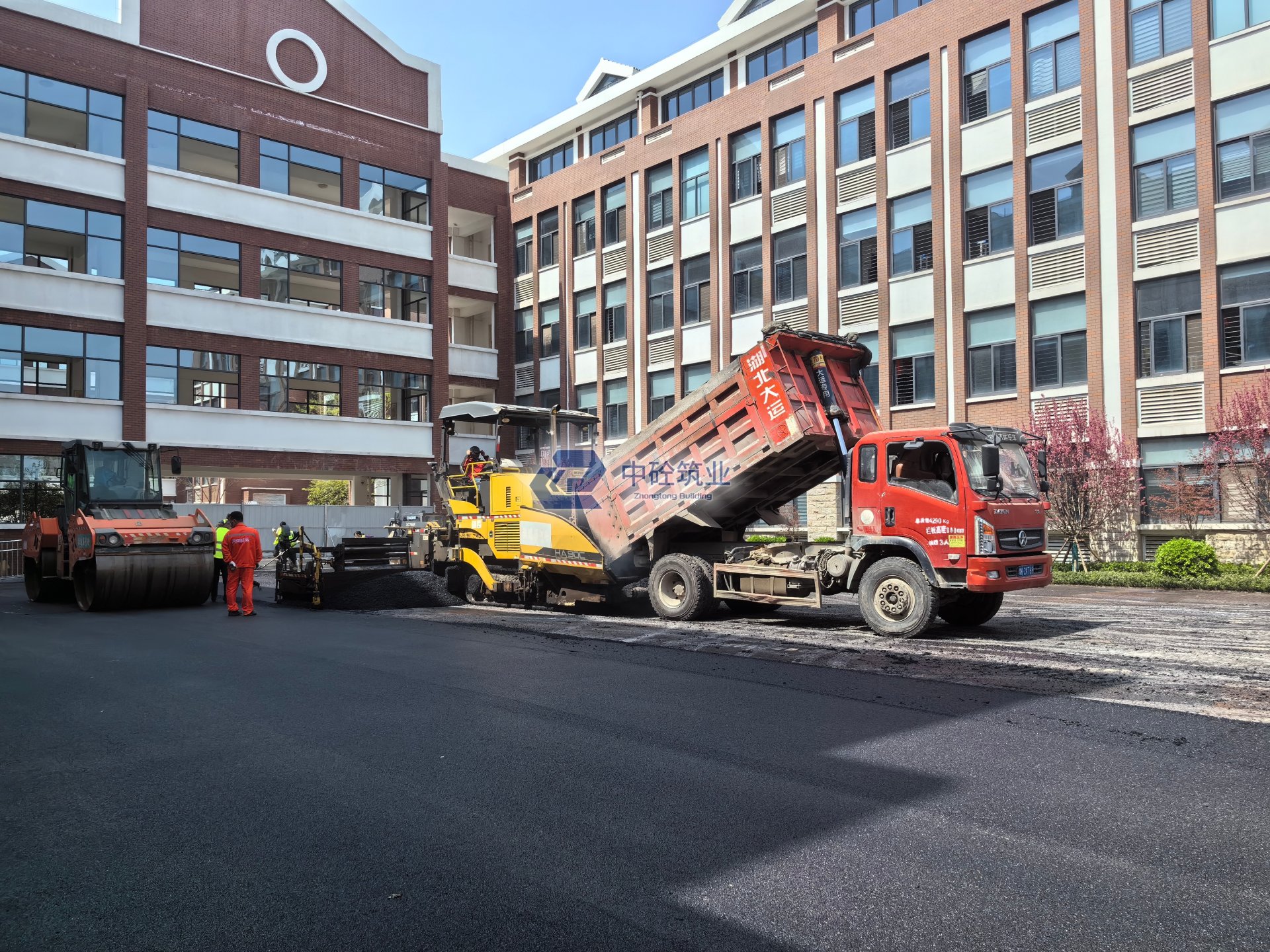 西安道路翻新怎么选?西安专业沥青摊铺施工公司解读中砼筑业道路工程(图2) 西安道路翻新怎么选?西安专业沥青摊铺施工公司解读中砼筑业道路工程(图2)